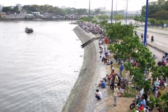 4 giờ lặn tìm nam thanh niên nhảy cầu tự vẫn ảnh 2 4 giờ lặn tìm nam thanh niên nhảy cầu tự vẫn ảnh 2