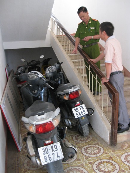 Hé lộ đường dây lấy cắp, làm giả giấy tờ xe máy ảnh 1 Hé lộ đường dây lấy cắp, làm giả giấy tờ xe máy ảnh 1
