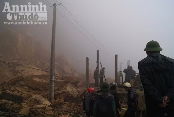 Lở núi chết 2 người, chia cắt quốc lộ 6 ảnh 2 Lở núi chết 2 người, chia cắt quốc lộ 6 ảnh 2