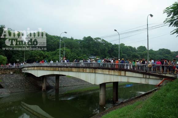 Đi SH đến giữa cầu, rồi lao xuống sông Tô Lịch tự tử ảnh 3 Đi SH đến giữa cầu, rồi lao xuống sông Tô Lịch tự tử ảnh 3