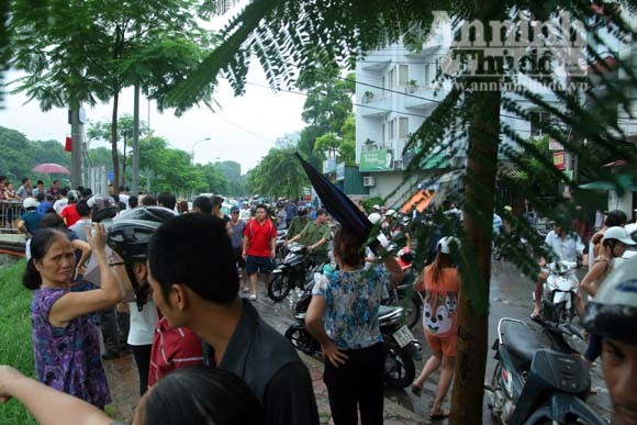 Đi SH đến giữa cầu, rồi lao xuống sông Tô Lịch tự tử ảnh 4 Đi SH đến giữa cầu, rồi lao xuống sông Tô Lịch tự tử ảnh 4