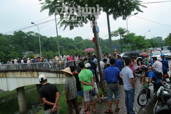 Đi SH đến giữa cầu, rồi lao xuống sông Tô Lịch tự tử ảnh 5 Đi SH đến giữa cầu, rồi lao xuống sông Tô Lịch tự tử ảnh 5