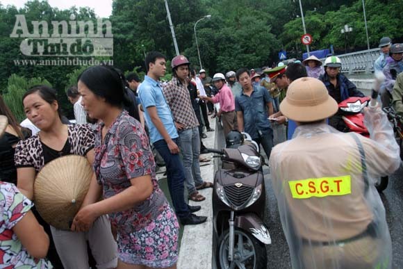 Đi SH đến giữa cầu, rồi lao xuống sông Tô Lịch tự tử ảnh 7 Đi SH đến giữa cầu, rồi lao xuống sông Tô Lịch tự tử ảnh 7