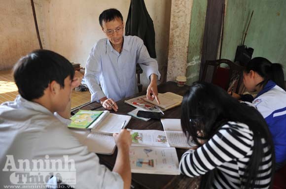 Trang giáo án viết trên đôi nạng sắt ảnh 2 Trang giáo án viết trên đôi nạng sắt ảnh 2