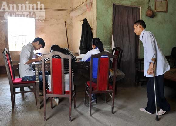 Trang giáo án viết trên đôi nạng sắt ảnh 1 Trang giáo án viết trên đôi nạng sắt ảnh 1