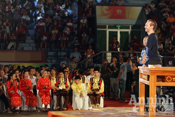 Nick Vujicic và 5.000 trẻ em có hoàn cảnh đặc biệt ảnh 2 Nick Vujicic và 5.000 trẻ em có hoàn cảnh đặc biệt ảnh 2