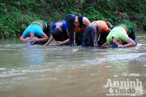 “Khám phá” tình yêu trên mái tóc của đồng bào Thái đen ảnh 2 “Khám phá” tình yêu trên mái tóc của đồng bào Thái đen ảnh 2