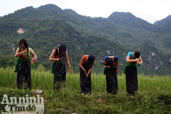 “Khám phá” tình yêu trên mái tóc của đồng bào Thái đen ảnh 4 “Khám phá” tình yêu trên mái tóc của đồng bào Thái đen ảnh 4