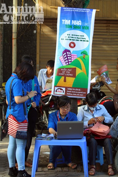 Sức "nóng" ngoài phòng thi đại học ảnh 17 Sức "nóng" ngoài phòng thi đại học ảnh 17