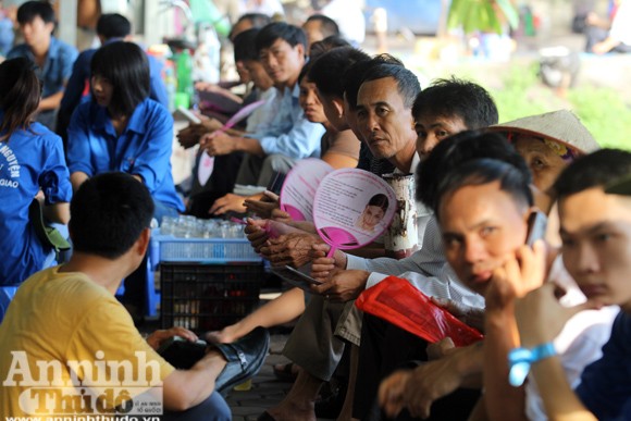 Sức "nóng" ngoài phòng thi đại học ảnh 4 Sức "nóng" ngoài phòng thi đại học ảnh 4