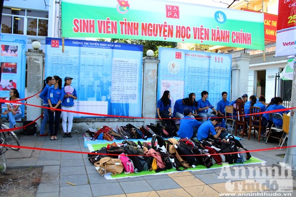 Sức "nóng" ngoài phòng thi đại học ảnh 14 Sức "nóng" ngoài phòng thi đại học ảnh 14
