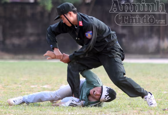 Những cú đòn “danh bất hư truyền” của lực lượng CSCĐ ảnh 4 Những cú đòn “danh bất hư truyền” của lực lượng CSCĐ ảnh 4