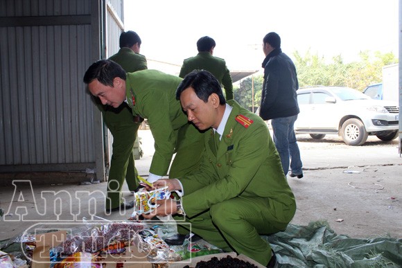 “Đột nhập” kho chứa nhiều hàng hoá độc hại ảnh 2 “Đột nhập” kho chứa nhiều hàng hoá độc hại ảnh 2