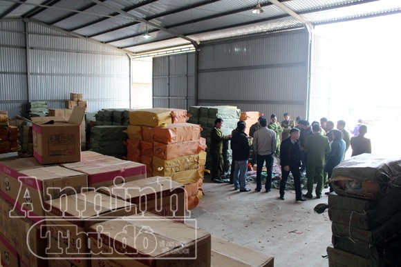“Đột nhập” kho chứa nhiều hàng hoá độc hại ảnh 1 “Đột nhập” kho chứa nhiều hàng hoá độc hại ảnh 1