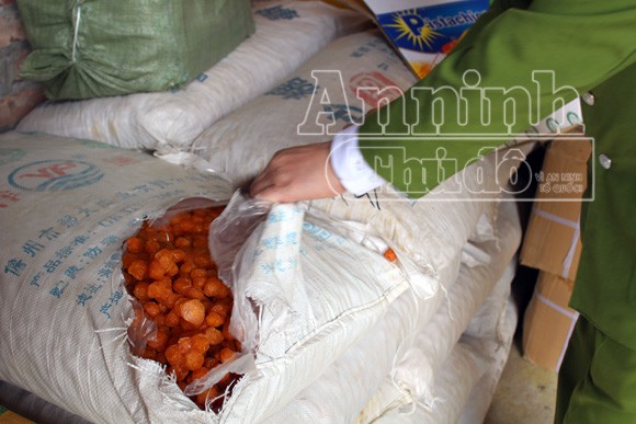 “Đột nhập” kho chứa nhiều hàng hoá độc hại ảnh 6 “Đột nhập” kho chứa nhiều hàng hoá độc hại ảnh 6