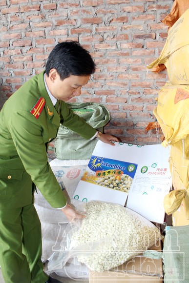 “Đột nhập” kho chứa nhiều hàng hoá độc hại ảnh 7 “Đột nhập” kho chứa nhiều hàng hoá độc hại ảnh 7