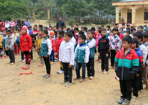 Những người “xua” đi giá lạnh cho học sinh nghèo Trung Sơn ảnh 3 Những người “xua” đi giá lạnh cho học sinh nghèo Trung Sơn ảnh 3