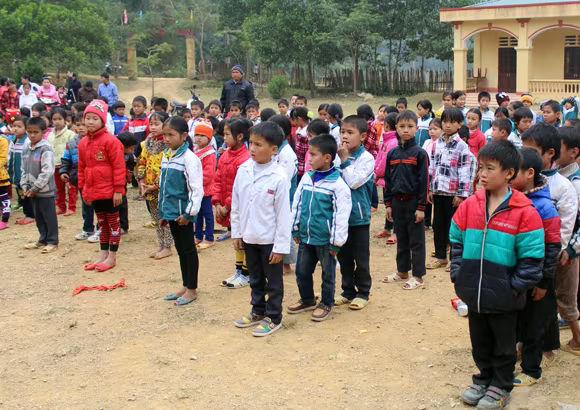 Những người “xua” đi giá lạnh cho học sinh nghèo Trung Sơn ảnh 3 Những người “xua” đi giá lạnh cho học sinh nghèo Trung Sơn ảnh 3