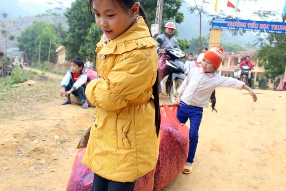 Những người “xua” đi giá lạnh cho học sinh nghèo Trung Sơn ảnh 9 Những người “xua” đi giá lạnh cho học sinh nghèo Trung Sơn ảnh 9