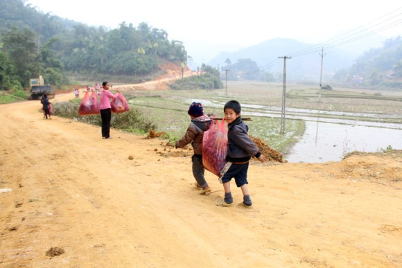 Những người “xua” đi giá lạnh cho học sinh nghèo Trung Sơn ảnh 13 Những người “xua” đi giá lạnh cho học sinh nghèo Trung Sơn ảnh 13