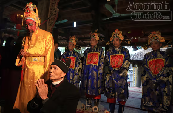 “Vua sống” chao đảo trên kiệu trong tiết trời giá lạnh ảnh 14