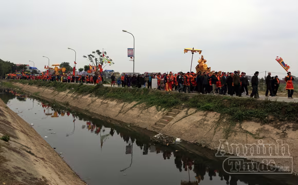 “Vua sống” chao đảo trên kiệu trong tiết trời giá lạnh ảnh 6