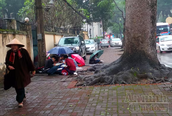 Mưa phùn kéo dài, Hà Nội trầm lắng ảnh 7