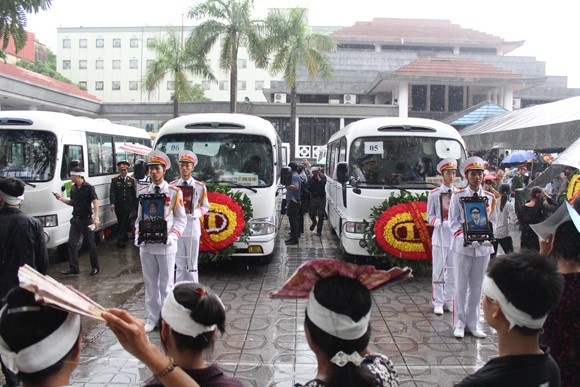 Mưa hoà nước mắt tiễn đưa 18 cán bộ, chiến sĩ hy sinh vụ trực thăng Mi-171 gặp nạn ảnh 26 Mưa hoà nước mắt tiễn đưa 18 cán bộ, chiến sĩ hy sinh vụ trực thăng Mi-171 gặp nạn ảnh 26
