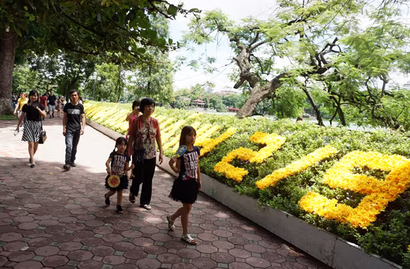Hàng nghìn người xếp hàng vào Lăng viếng Bác trong ngày Quốc khánh 2-9 ảnh 9