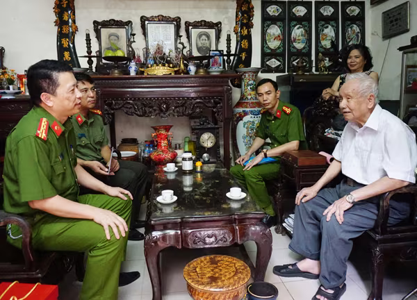 Đại tá Nguyễn Hồng Ky thăm hỏi, tặng quà đồng chí Nguyễn Thanh Đức, nguyên Phó Giám đốc CATP Hà Nội