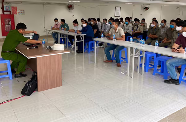 Lực lượng Cảnh sát PCCC và CNCH - CAQ Nam Từ Liêm huấn luyện nghiệp vụ PCCC - CNCH cho Đội PCCC cơ sở, chủ các căn hộ toà nhà Thương mại, dịch vụ đỗ xe và cây xanh - số 18 đường Phạm Hùng Lực lượng Cảnh sát PCCC và CNCH - CAQ Nam Từ Liêm huấn luyện nghiệp vụ PCCC - CNCH cho Đội PCCC cơ sở, chủ các căn hộ toà nhà Thương mại, dịch vụ đỗ xe và cây xanh - số 18 đường Phạm Hùng