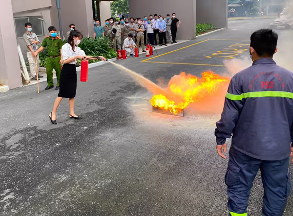 Lực lượng Cảnh sát PCCC và CNCH - CAQ Nam Từ Liêm huấn luyện nghiệp vụ PCCC cho đội PCCC cơ sở, chủ các căn hộ và người dân Lực lượng Cảnh sát PCCC và CNCH - CAQ Nam Từ Liêm huấn luyện nghiệp vụ PCCC cho đội PCCC cơ sở, chủ các căn hộ và người dân