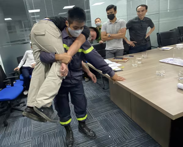 Lực lượng Cảnh sát PCCC và CNCH - CAQ Nam Từ Liêm tập huấn, tuyên truyền PCCC cho đội PCCC cơ sở, các đơn vị thuê mặt bằng và người dân tại Toà nhà Đa Năng Đức Phương - số 99 phố Trần Bình, phường Mỹ Đình 2, quận Nam Từ Liêm Lực lượng Cảnh sát PCCC và CNCH - CAQ Nam Từ Liêm tập huấn, tuyên truyền PCCC cho đội PCCC cơ sở, các đơn vị thuê mặt bằng và người dân tại Toà nhà Đa Năng Đức Phương - số 99 phố Trần Bình, phường Mỹ Đình 2, quận Nam Từ Liêm