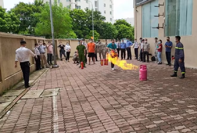 Đội Cảnh sát PCCC và CNCH - CAQ Nam Từ Liêm hướng dẫn lực lượng chữa cháy cơ sở sử dụng thiết bị PCCC hiệu quả, an toàn