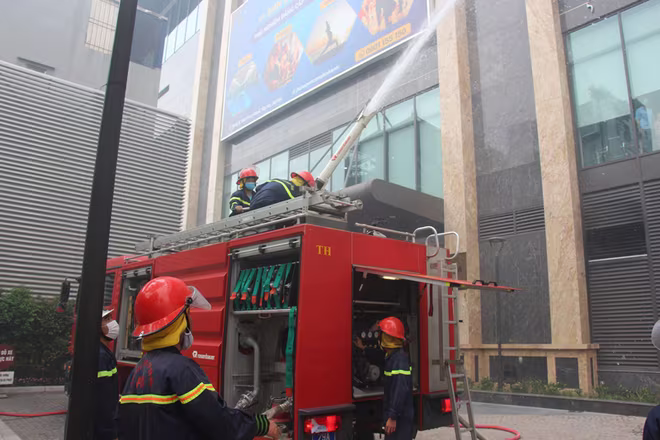 Lực lượng Cảnh sát PCCC và CNCH- CAQ Tây Hồ triển khai đội hình, phương tiện chữa cháy Lực lượng Cảnh sát PCCC và CNCH- CAQ Tây Hồ triển khai đội hình, phương tiện chữa cháy