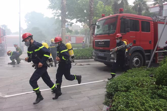 Lực lượng tìm kiếm cứu nạn tiếp cận khu vực cháy cứu nạn, cứu hộ Lực lượng tìm kiếm cứu nạn tiếp cận khu vực cháy cứu nạn, cứu hộ