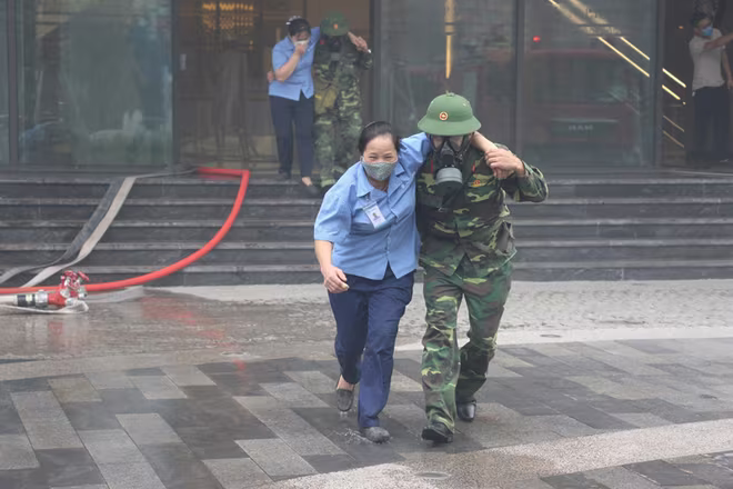 Lực lượng cứu hộ, cứu nạn đưa người mắc kẹt trong đám cháy đến nơi an toàn Lực lượng cứu hộ, cứu nạn đưa người mắc kẹt trong đám cháy đến nơi an toàn