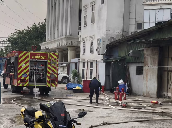 Lực lượng Cảnh sát PCCC và CNCH - CAQ Hoàng Mai kịp thời phối hợp dập tắt đám cháy Lực lượng Cảnh sát PCCC và CNCH - CAQ Hoàng Mai kịp thời phối hợp dập tắt đám cháy