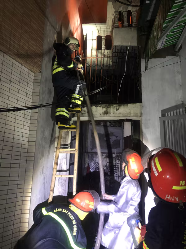 Lực lượng cứu hỏa tiếp cận xử lý hỏa hoạn