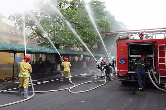 Lực lượng Cảnh sát PCCC và CNCH phối hợp với lực lượng chữa cháy cơ sở xử lý tình huống cháy giả định Lực lượng Cảnh sát PCCC và CNCH phối hợp với lực lượng chữa cháy cơ sở xử lý tình huống cháy giả định
