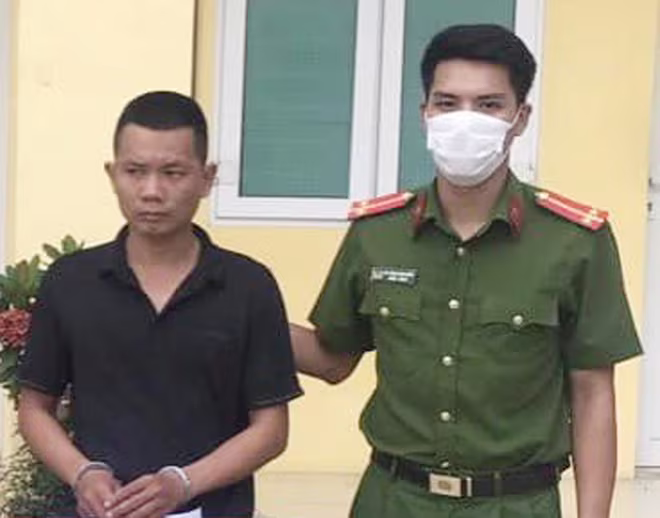 Công an xã Xuân Nộn dẫn giải đối tượng Thành Công an xã Xuân Nộn dẫn giải đối tượng Thành