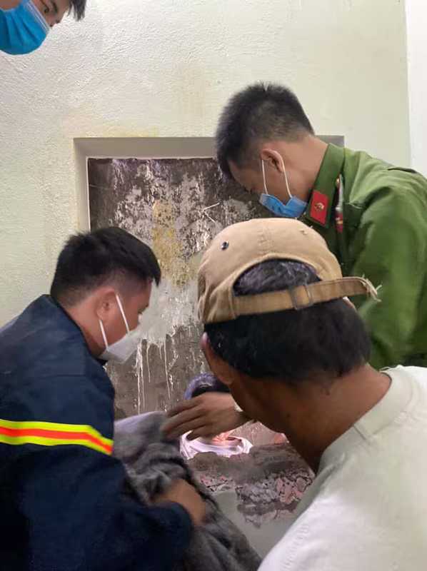 Đội Cảnh sát PCCC và CNCH - CAH Hoài Đức đã cứu nạn thành công, đưa nạn nhân bị mắc kẹt tại khe tường giữa hai ngôi nhà tại xã Song Phương Đội Cảnh sát PCCC và CNCH - CAH Hoài Đức đã cứu nạn thành công, đưa nạn nhân bị mắc kẹt tại khe tường giữa hai ngôi nhà tại xã Song Phương