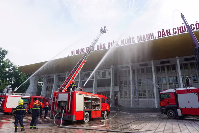 Qua đó nhằm nâng cao năng lực điều hành, chỉ huy chữa cháy và CNCH khi có nhiều lực lượng, phương tiện tham gia Qua đó nhằm nâng cao năng lực điều hành, chỉ huy chữa cháy và CNCH khi có nhiều lực lượng, phương tiện tham gia