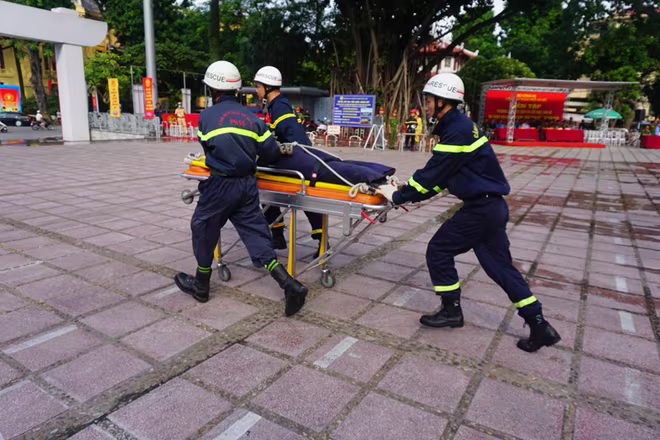 Nạn nhân bị thương đã được lực lượng tìm kiếm cứu nạn đưa đến nơi an toàn Nạn nhân bị thương đã được lực lượng tìm kiếm cứu nạn đưa đến nơi an toàn