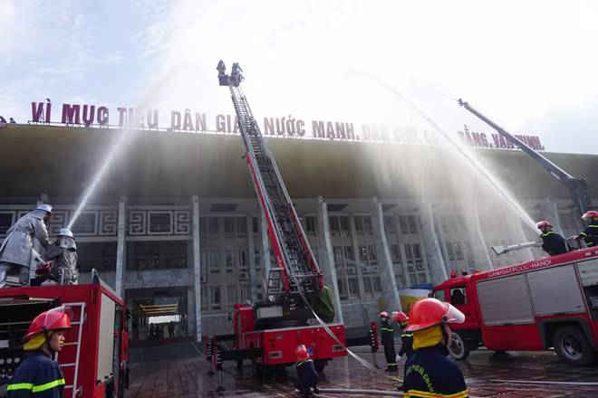 Cùng với công tác tìm kiếm cứu nạn, công tác tổng lực chữa cháy được tiến hành đồng bộ nhanh chóng khống chế và dập tắt đám cháy Cùng với công tác tìm kiếm cứu nạn, công tác tổng lực chữa cháy được tiến hành đồng bộ nhanh chóng khống chế và dập tắt đám cháy