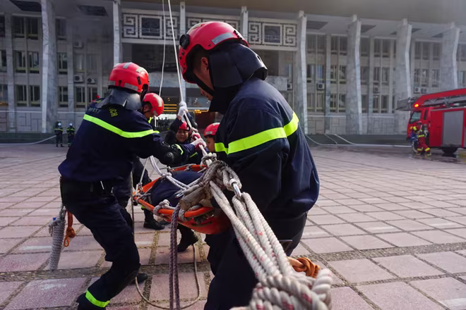 Giả định trong đám cháy có 50 người bị kẹt tại khu vực tầng 2 và tầng 3. Tại tầng 2 có 2 người do xô đẩy bị chấn thương nặng không di chuyển được, nhưng may mắn đã được lực lượng tìm kiếm cứu nạn tiếp cận đưa đến nơi an toàn Giả định trong đám cháy có 50 người bị kẹt tại khu vực tầng 2 và tầng 3. Tại tầng 2 có 2 người do xô đẩy bị chấn thương nặng không di chuyển được, nhưng may mắn đã được lực lượng tìm kiếm cứu nạn tiếp cận đưa đến nơi an toàn