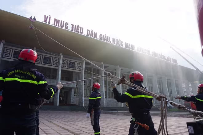 Cứu người bằng thang cầu dây nghiêng rất nhanh, hiệu quả nhưng đòi hỏi phải thao tác chính xác, Để làm được việc này, CBCS phải thường xuyên luyện tập và vượt qua các kỳ thi hàng năm Cứu người bằng thang cầu dây nghiêng rất nhanh, hiệu quả nhưng đòi hỏi phải thao tác chính xác, Để làm được việc này, CBCS phải thường xuyên luyện tập và vượt qua các kỳ thi hàng năm