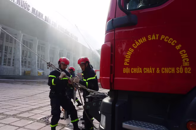 Lực lượng cứu nạn dùng thang cầu dây nghiêng tiếp cận trên cao để tìm kiếm cứu nạn Lực lượng cứu nạn dùng thang cầu dây nghiêng tiếp cận trên cao để tìm kiếm cứu nạn
