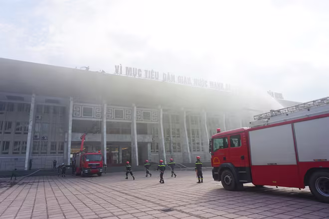 Các phương tiện chữa cháy và tìm kiếm cứu nạn hiện đại như xe thang, xe chữa cháy cần vươn được sử dụng hiệu quả trong tình huống này Các phương tiện chữa cháy và tìm kiếm cứu nạn hiện đại như xe thang, xe chữa cháy cần vươn được sử dụng hiệu quả trong tình huống này