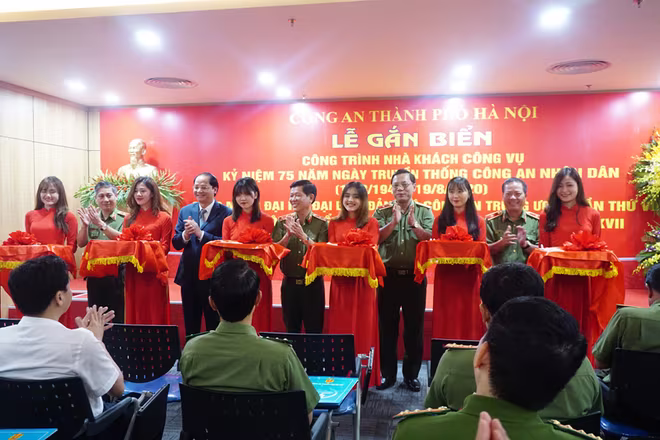 Trung tướng Nguyễn Văn Sơn, Thứ trưởng Bộ Công an và đồng chí Nguyễn Doãn Toản, Phó Chủ tịch UBND thành phố, cùng với Trung tướng Trịnh Ngọc Bảo Duy, Cục trưởng Cục kế hoạch và tài chính; Thiếu tướng Nguyễn Hải Trung, Giám đốc CATP Hà Nội; Thiếu tướng Đoàn Ngọc Hùng, Phó Giám đốc CATP cắt băng khánh thành Nhà khách công vụ CATP Hà Nội Trung tướng Nguyễn Văn Sơn, Thứ trưởng Bộ Công an và đồng chí Nguyễn Doãn Toản, Phó Chủ tịch UBND thành phố, cùng với Trung tướng Trịnh Ngọc Bảo Duy, Cục trưởng Cục kế hoạch và tài chính; Thiếu tướng Nguyễn Hải Trung, Giám đốc CATP Hà Nội; Thiếu tướng Đoàn Ngọc Hùng, Phó Giám đốc CATP cắt băng khánh thành Nhà khách công vụ CATP Hà Nội